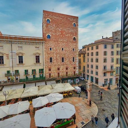 Apartmentsarena - Suite Mercatorum - Piazza Erbe Verona Luaran gambar