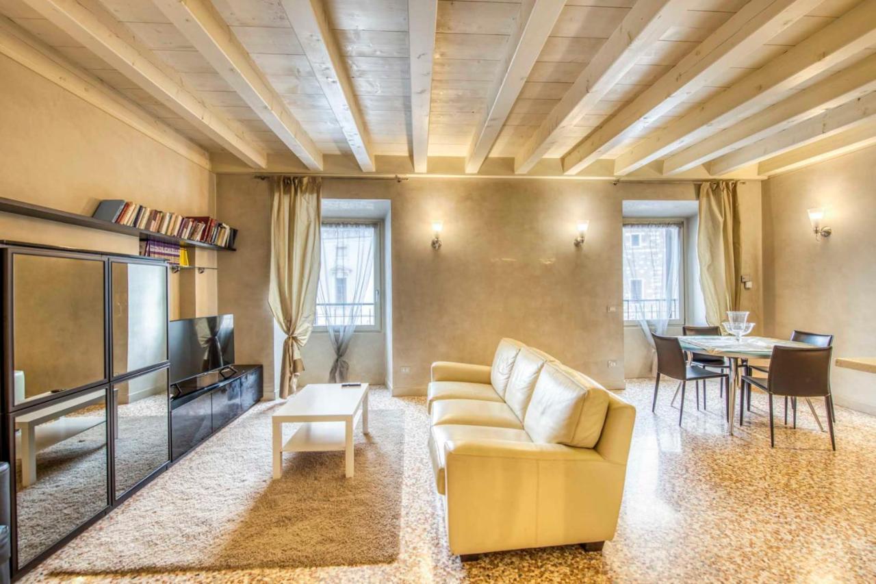 Apartmentsarena - Suite Mercatorum - Piazza Erbe Verona Luaran gambar