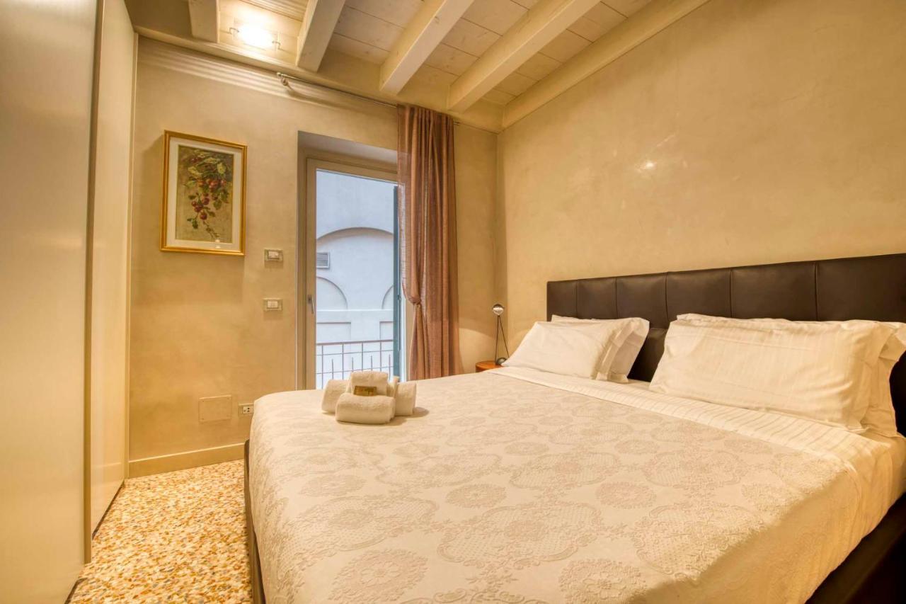 Apartmentsarena - Suite Mercatorum - Piazza Erbe Verona Luaran gambar