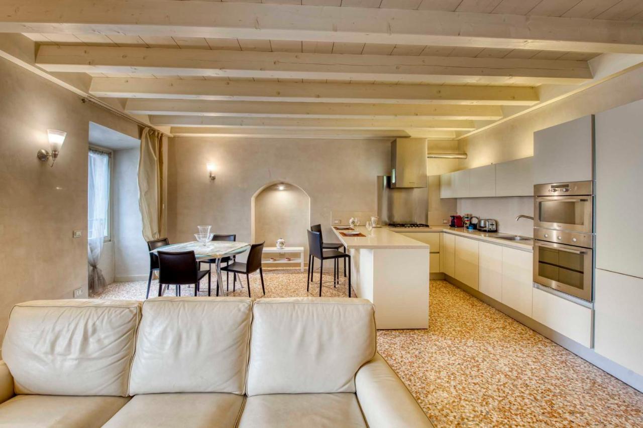 Apartmentsarena - Suite Mercatorum - Piazza Erbe Verona Luaran gambar
