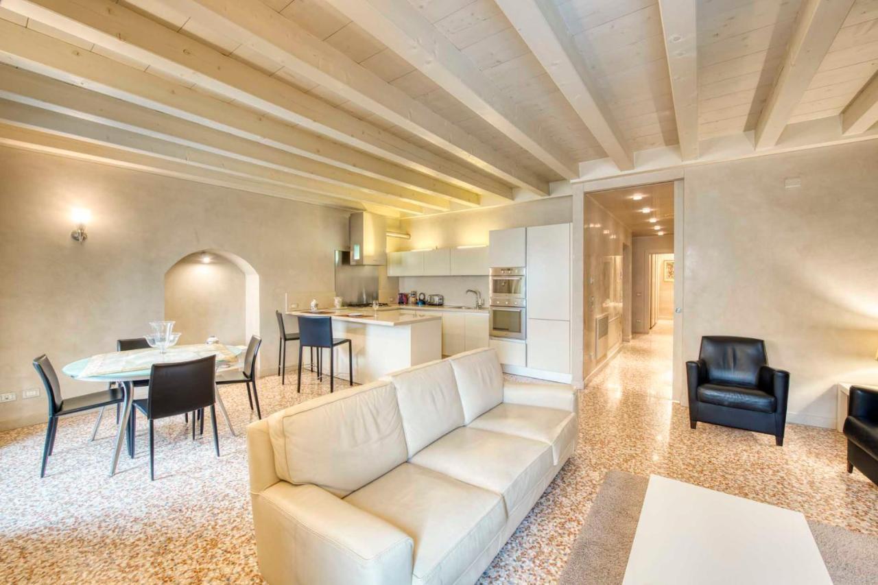Apartmentsarena - Suite Mercatorum - Piazza Erbe Verona Luaran gambar