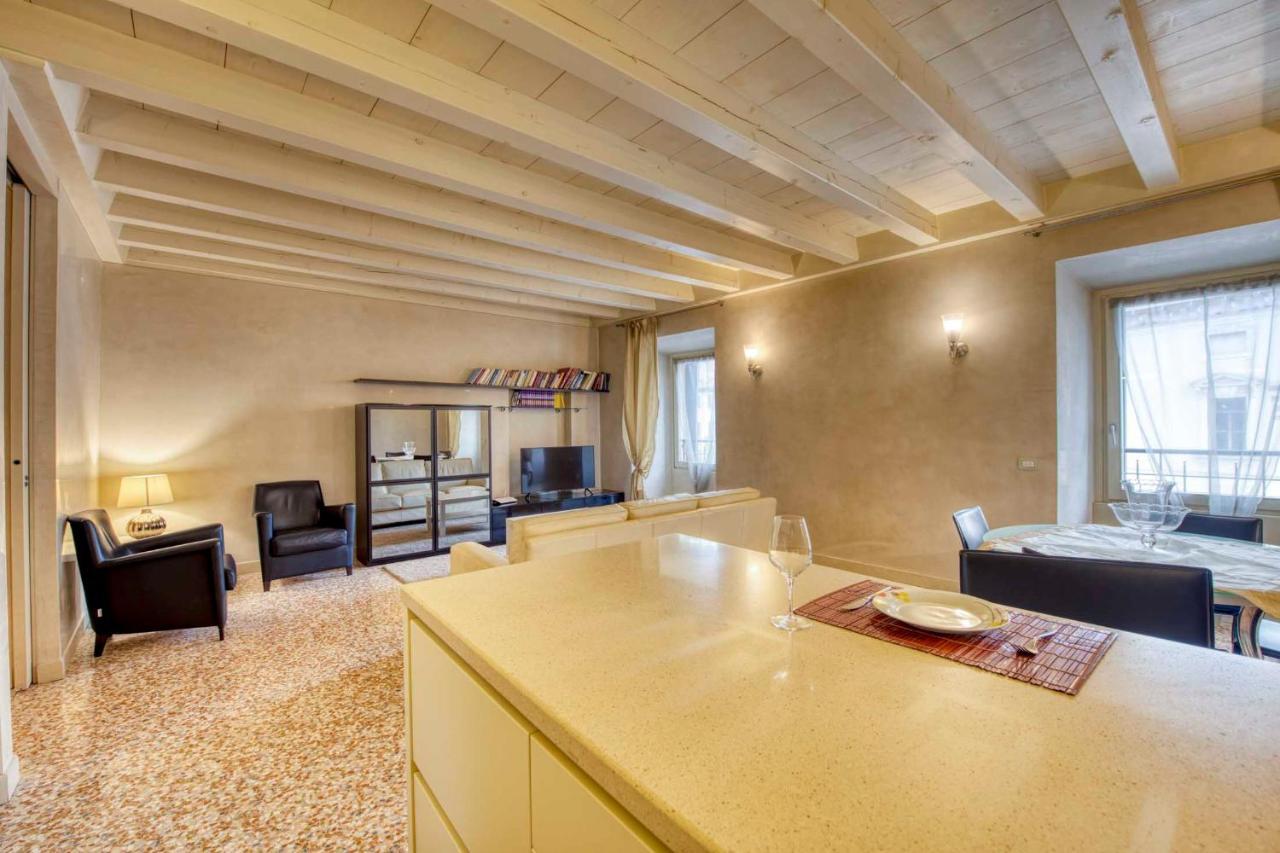 Apartmentsarena - Suite Mercatorum - Piazza Erbe Verona Luaran gambar