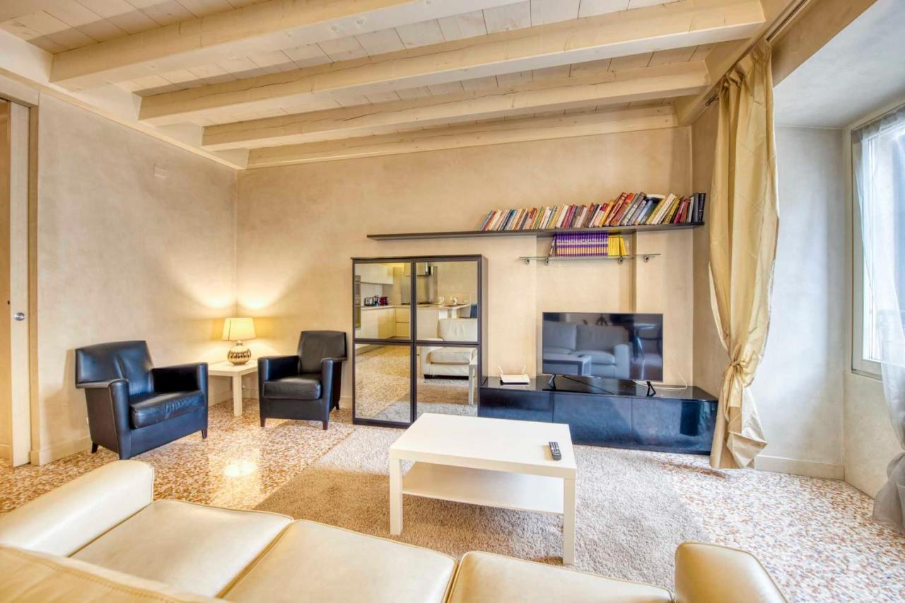Apartmentsarena - Suite Mercatorum - Piazza Erbe Verona Luaran gambar