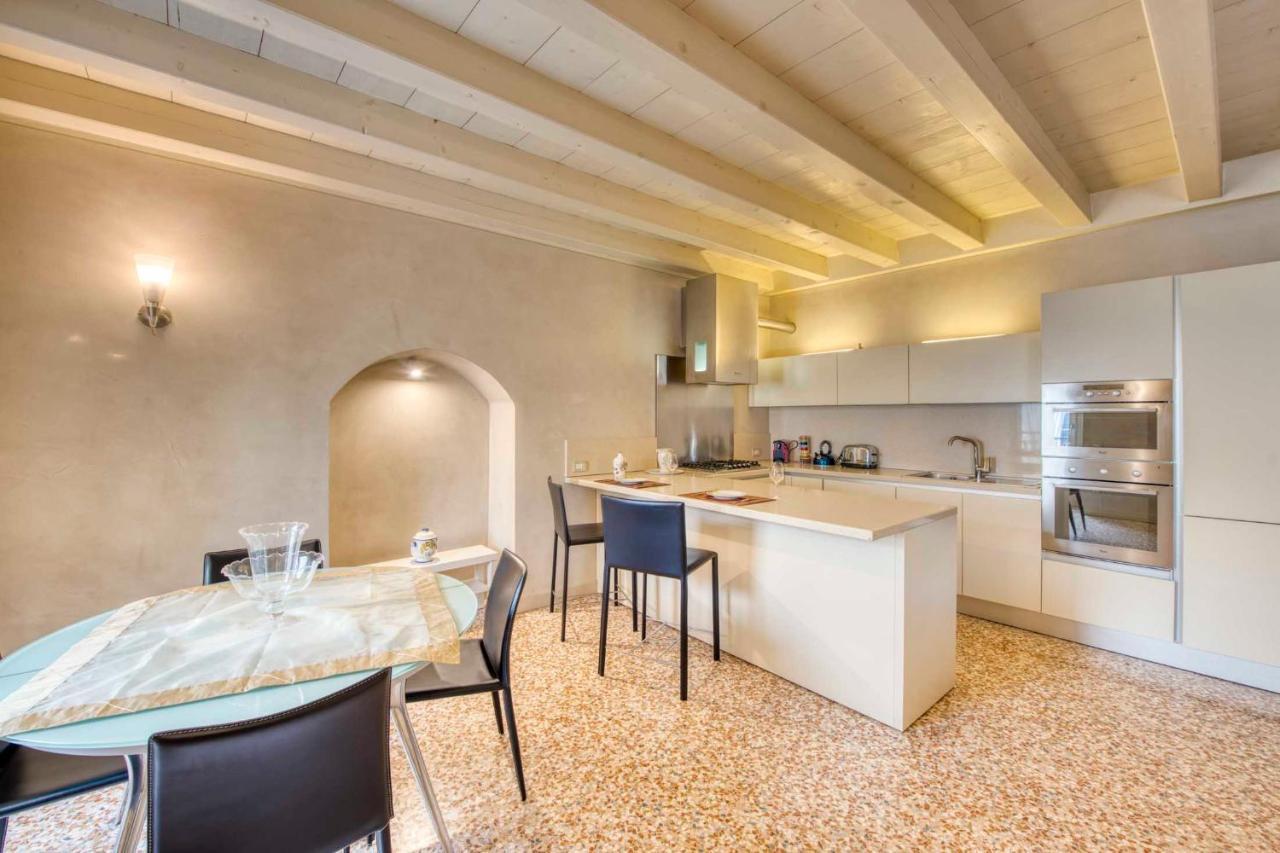 Apartmentsarena - Suite Mercatorum - Piazza Erbe Verona Luaran gambar
