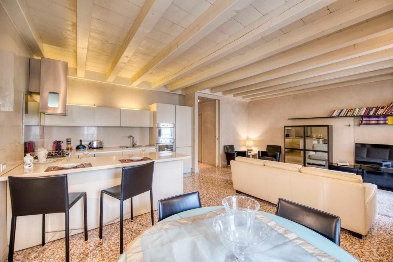 Apartmentsarena - Suite Mercatorum - Piazza Erbe Verona Luaran gambar