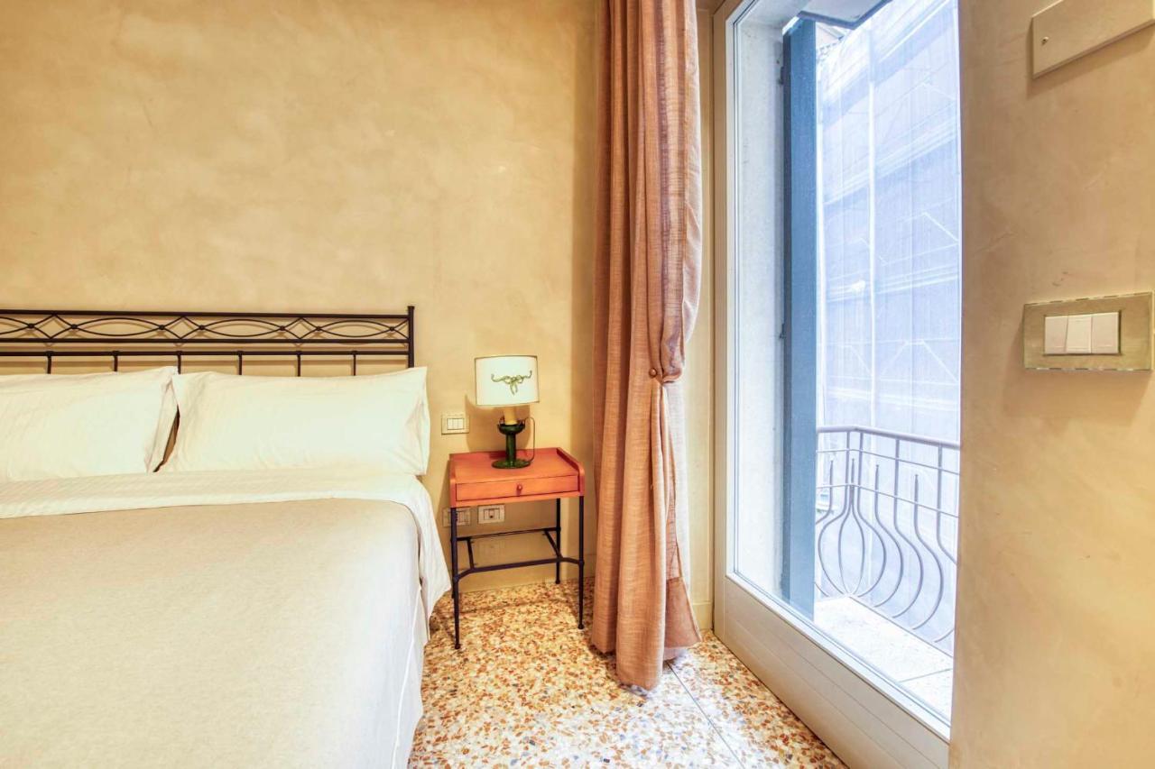 Apartmentsarena - Suite Mercatorum - Piazza Erbe Verona Luaran gambar